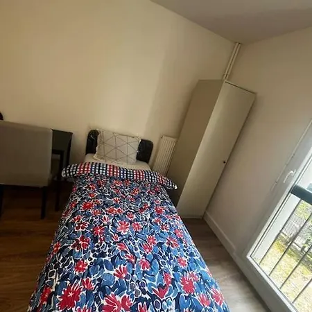 Single Bed In A 2 Bed Dormitory Room Near Paris Argenteuil Exterior photo