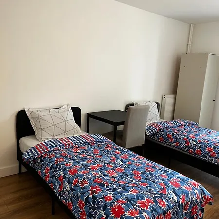 Single Bed In A 2 Bed Dormitory Room Near Paris Argenteuil Exterior photo