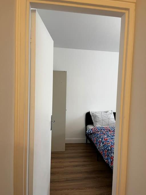 Single Bed In A 2 Bed Near Paris Appartement Argenteuil