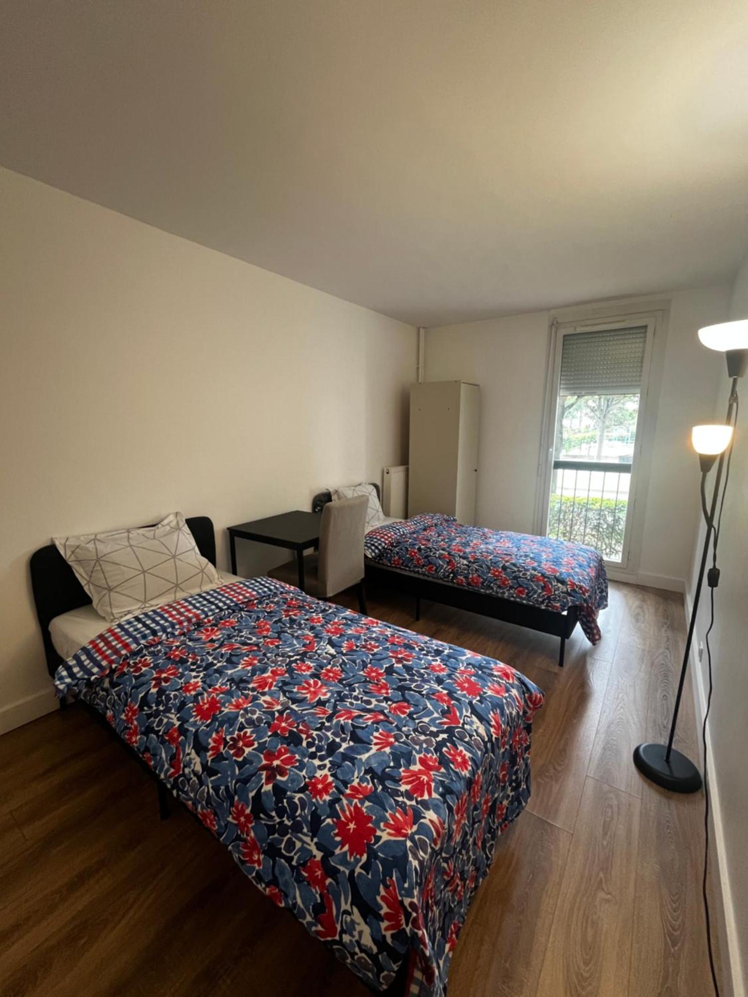 Single Bed In A 2 Bed Near Paris